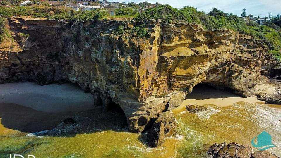 Caves Seascape Villa - Walk to shops + Caves Beach Villa in Swansea