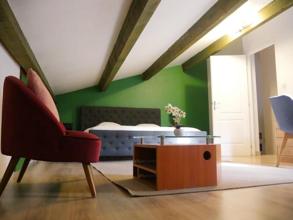 Bed, Photo of the whole room, Seating area, Bedroom