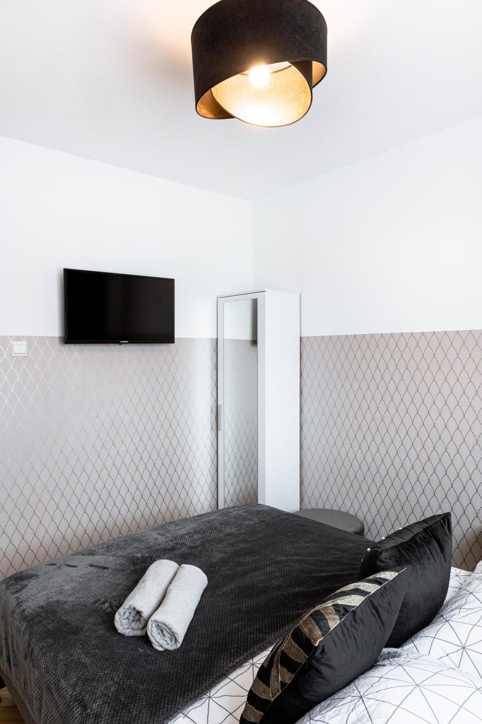 Bed, TV and multimedia, Bedroom