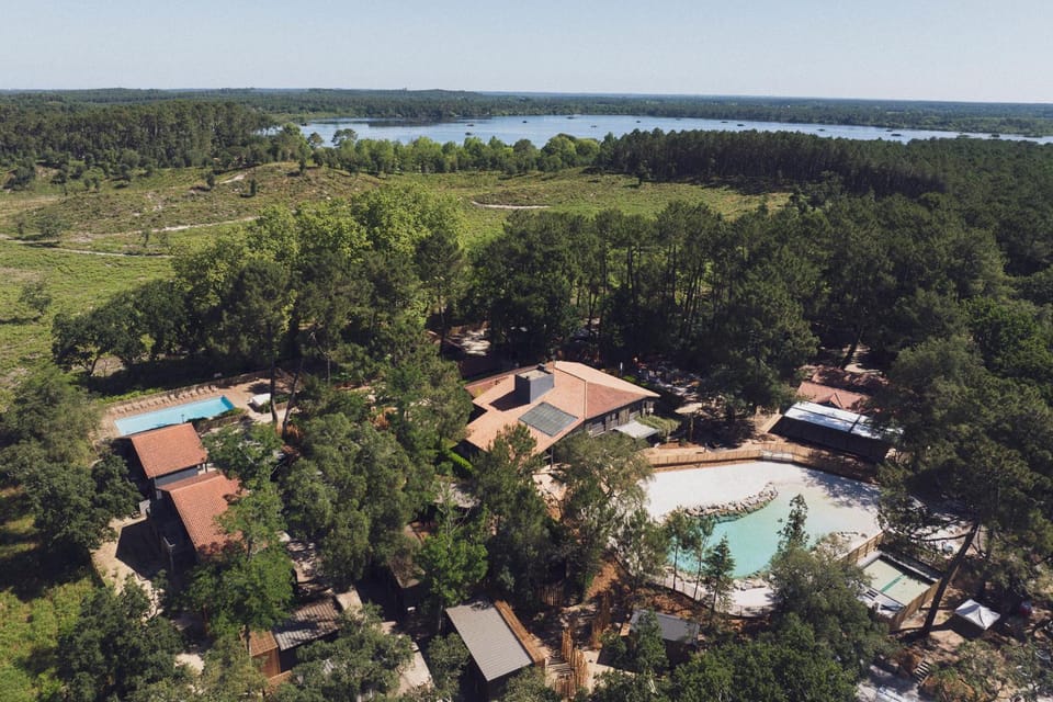 Property building, Bird's eye view, Lake view, Pool view, Swimming pool