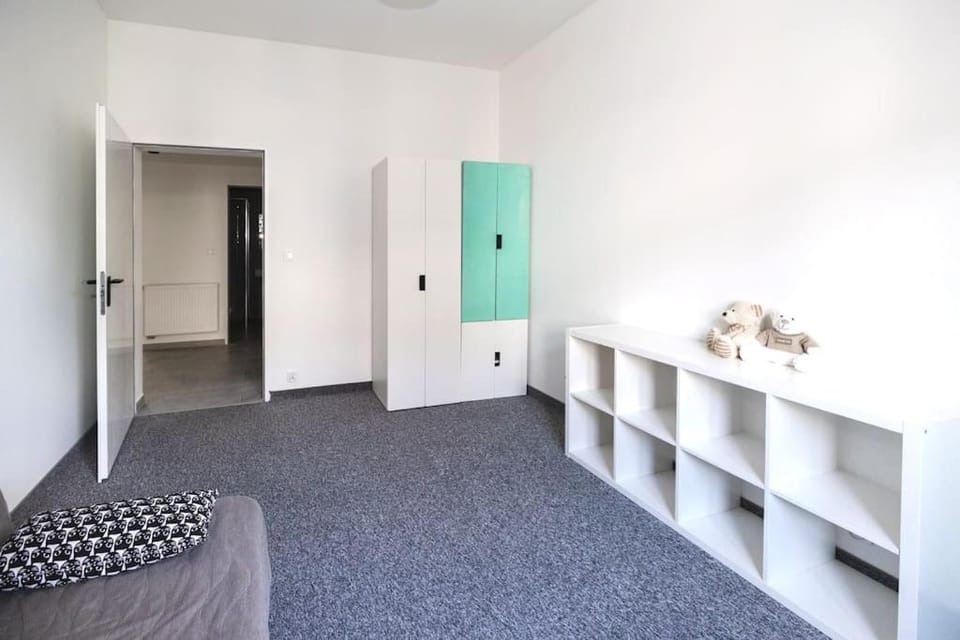 Modern 4 bedroom near Warsaw parking/wifi/200m2 Villa in Warsaw