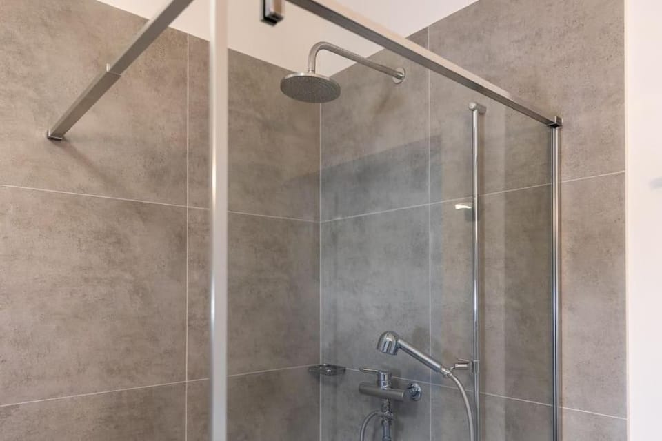 Modern 4 bedroom near Warsaw parking/wifi/200m2 Villa in Warsaw