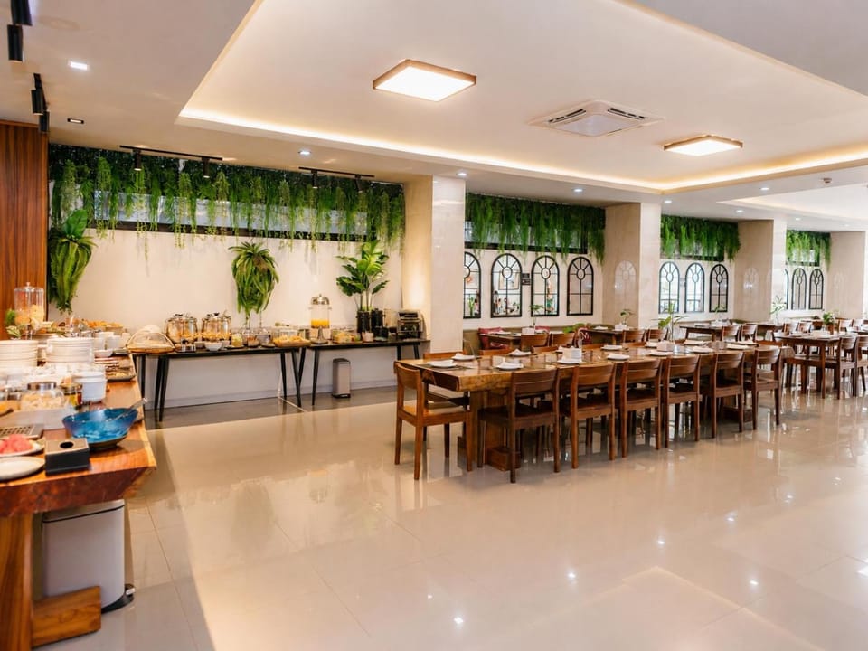 Restaurant/places to eat, Coffee/tea facilities, Food and drinks, Seating area, Buffet breakfast