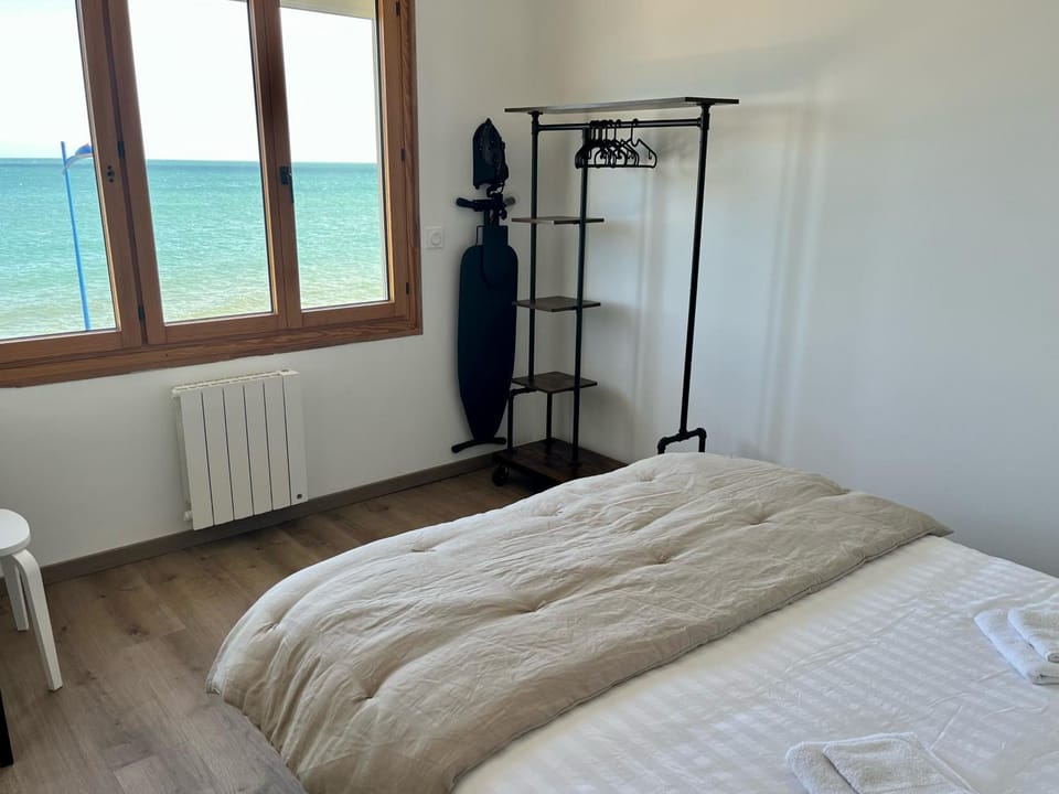 Bed, Natural landscape, Photo of the whole room, Bedroom, Sea view
