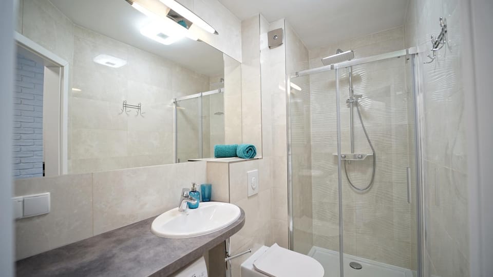 Shower, Toilet, Bathroom, towels