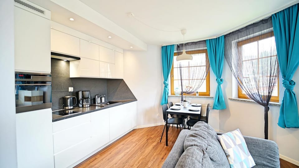 Coffee/tea facilities, Kitchen or kitchenette, Dining area, minibar, stove