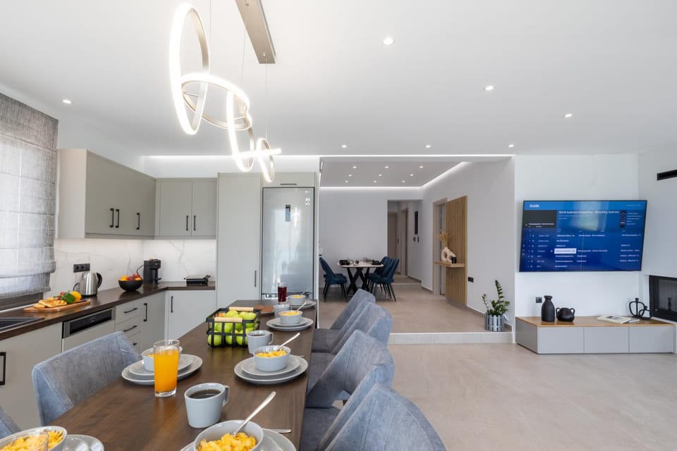 TV and multimedia, Kitchen or kitchenette, Living room, Seating area, Dining area, flat iron