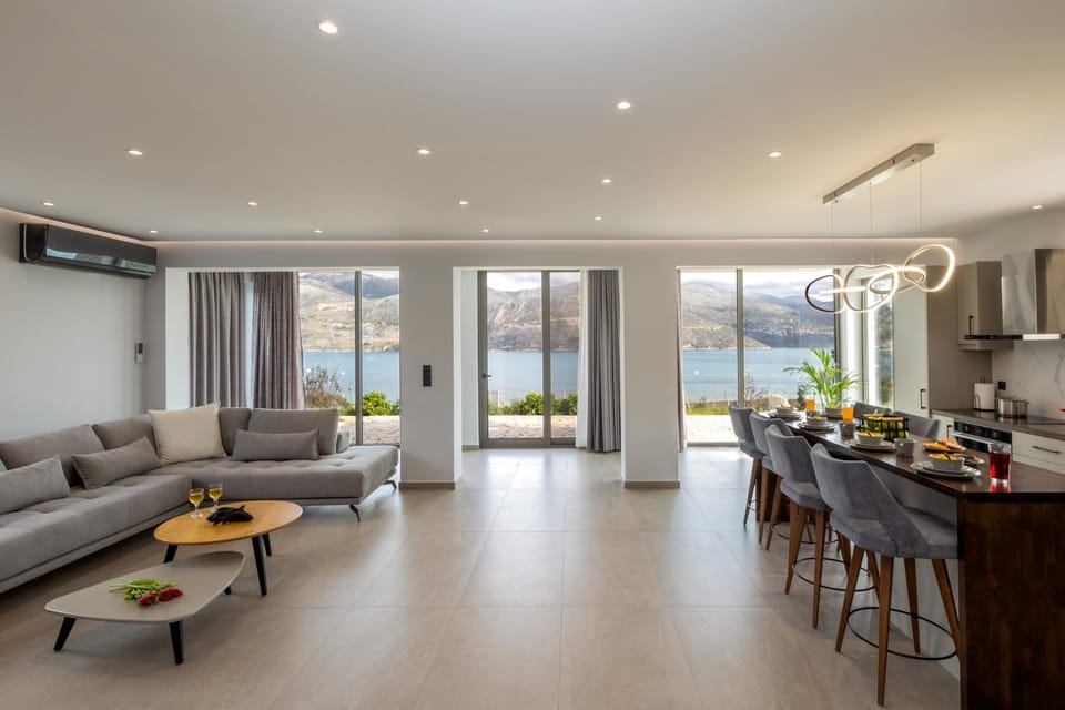 Natural landscape, TV and multimedia, Kitchen or kitchenette, Living room, Food and drinks, Seating area, Dining area, Food, Sea view