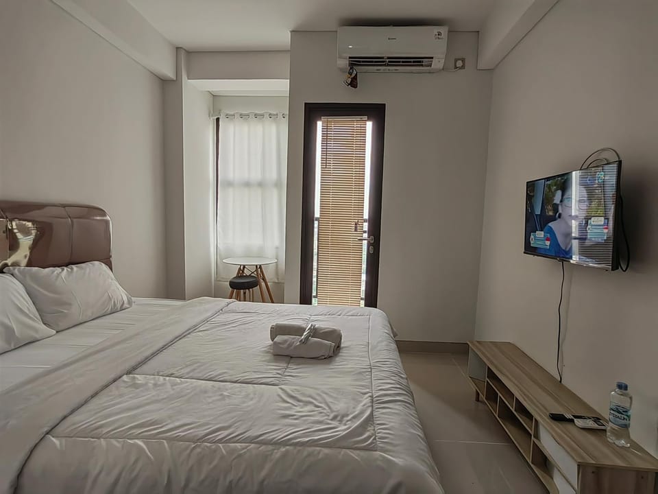 Communal lounge/ TV room, Bed, TV and multimedia, Photo of the whole room, Evening entertainment, Bedroom, hair dresser, towels, air conditioner