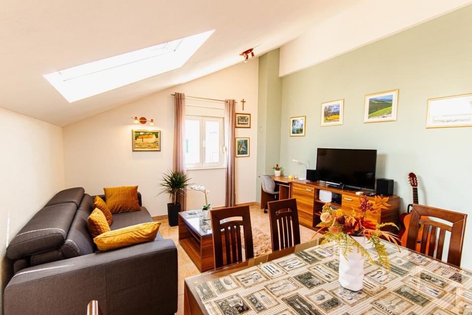 Communal lounge/ TV room, Living room, Seating area