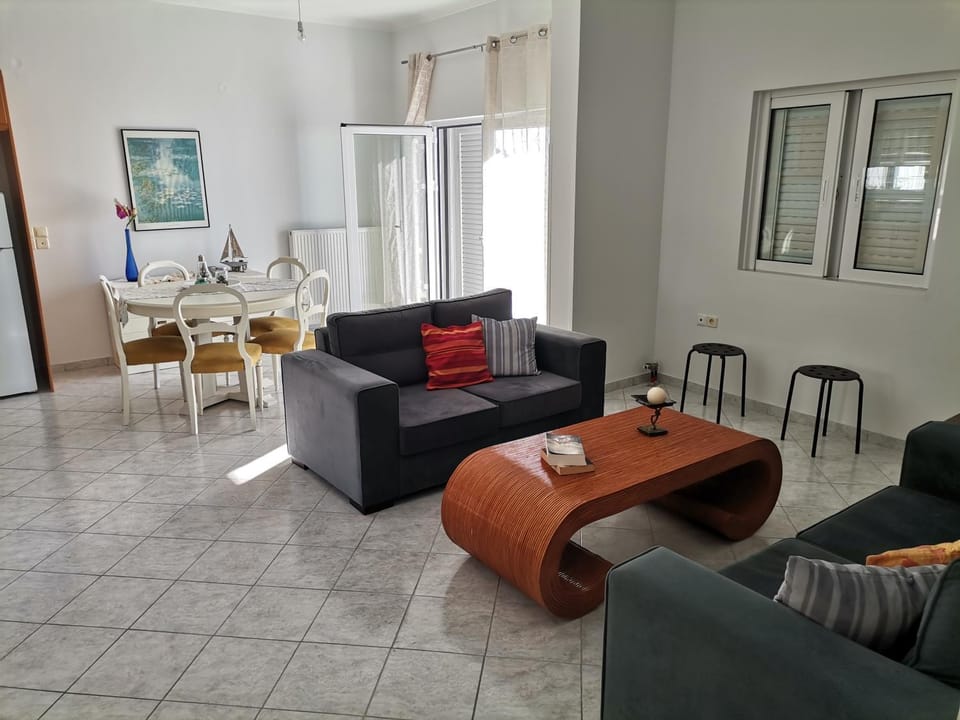 Διαμέρισμα Παραλία Μενιδίου Apartment in Peloponnese, Western Greece and the Ionian