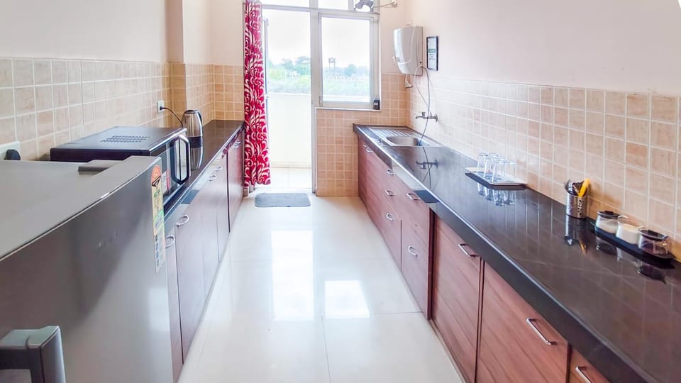 Balcony/Terrace, Kitchen or kitchenette, microwave, stove