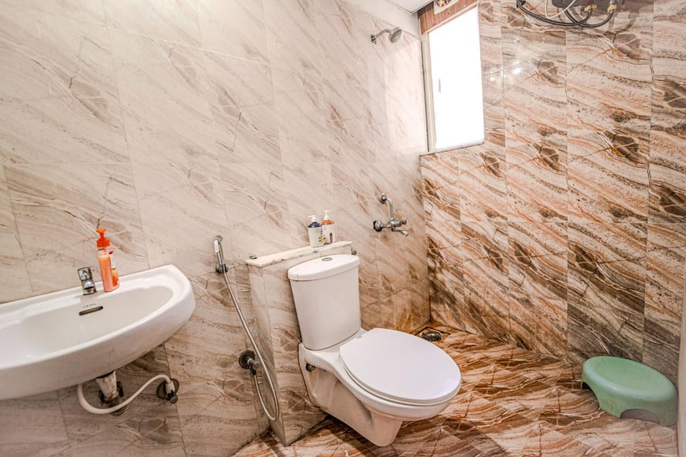 Shower, Toilet, Bathroom, Bath, bidet, towels