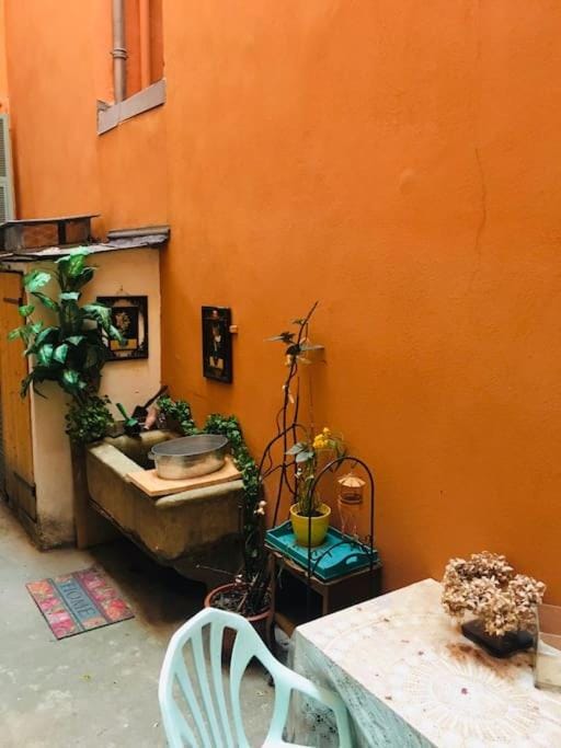 LOFT D ARTISTES AVEC PATIO AU PORT DE NICE Apartment in Nice