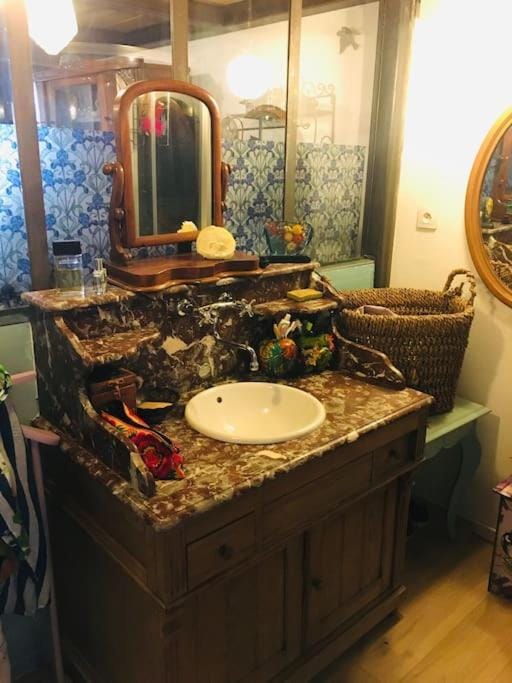 LOFT D ARTISTES AVEC PATIO AU PORT DE NICE Apartment in Nice