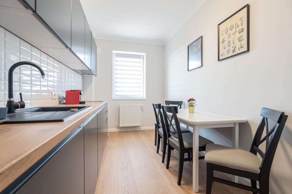 Coffee/tea facilities, Kitchen or kitchenette, Dining area, stove