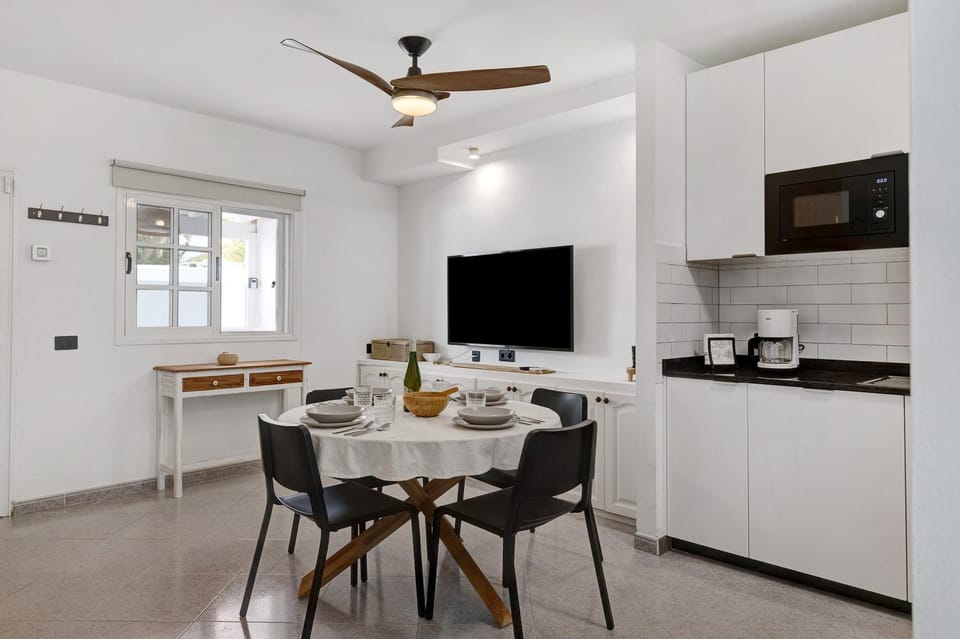 Property building, Kitchen or kitchenette, Living room