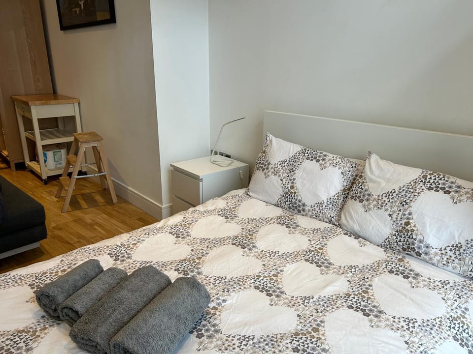 Bed, Bedroom, towels