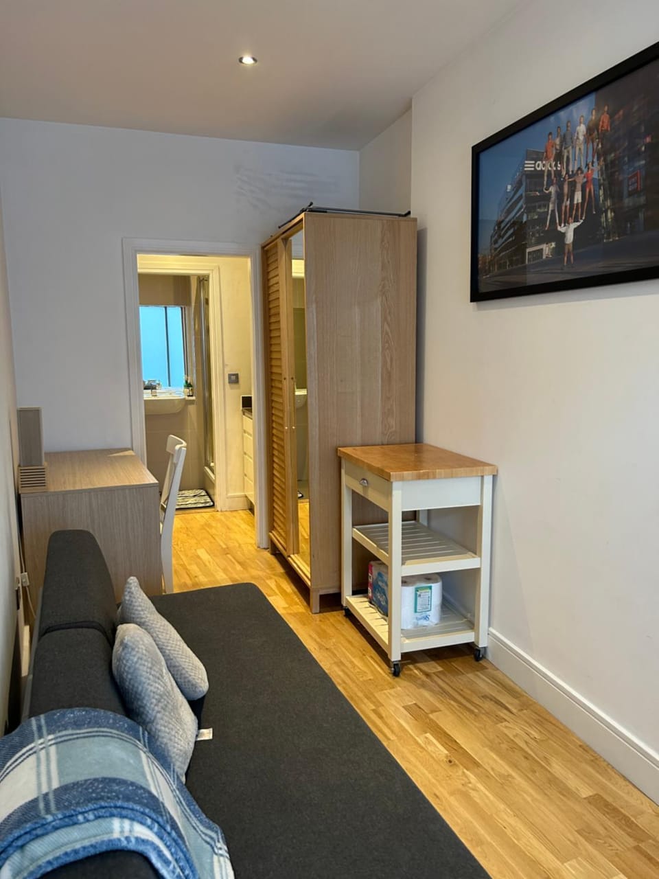 Bed, Seating area, hair dresser