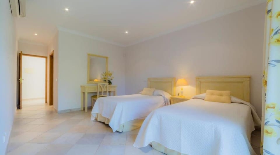 Villa Bonsal - Modern villa in a prime location near the luxury golf courses Villa in Faro District