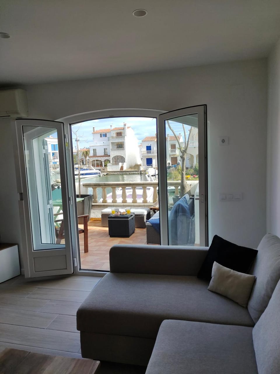 View (from property/room), Balcony/Terrace, Living room