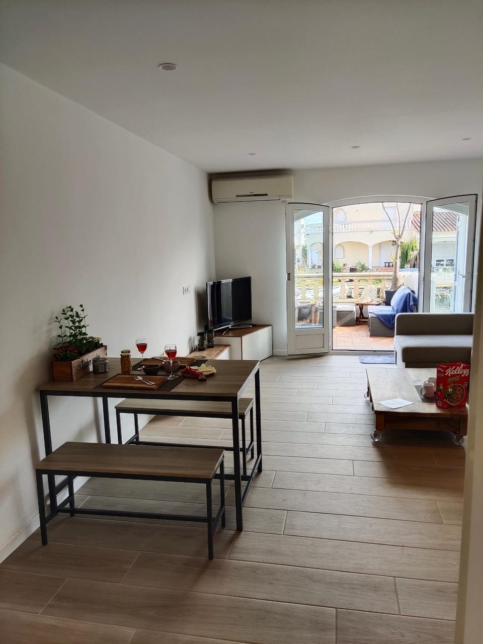 Communal lounge/ TV room, Living room, Photo of the whole room, Seating area, Dining area