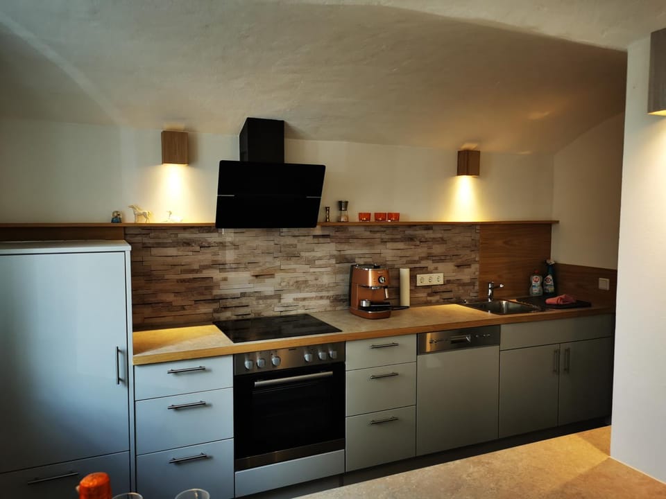 Coffee/tea facilities, Kitchen or kitchenette, stove