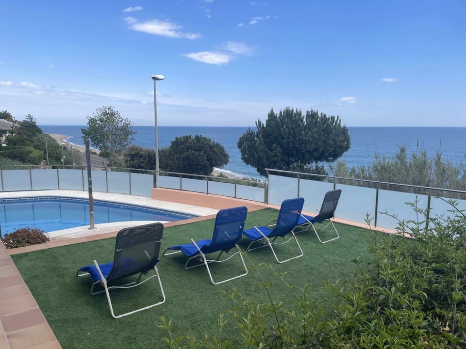 Pool view, Sea view, Swimming pool, sunbed