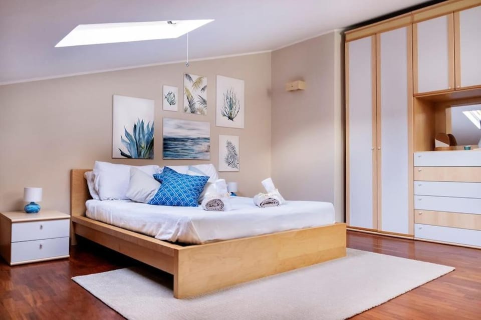 Photo of the whole room, Bedroom