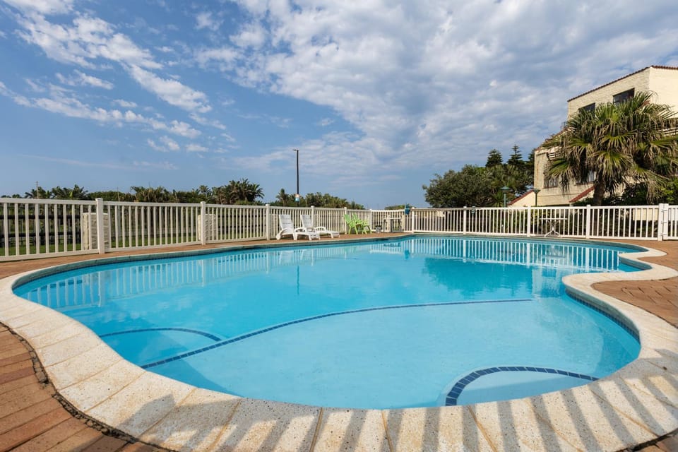 Pool view, Swimming pool, sunbed