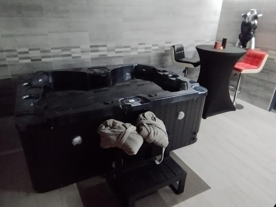 why not Love hotel in Occitanie