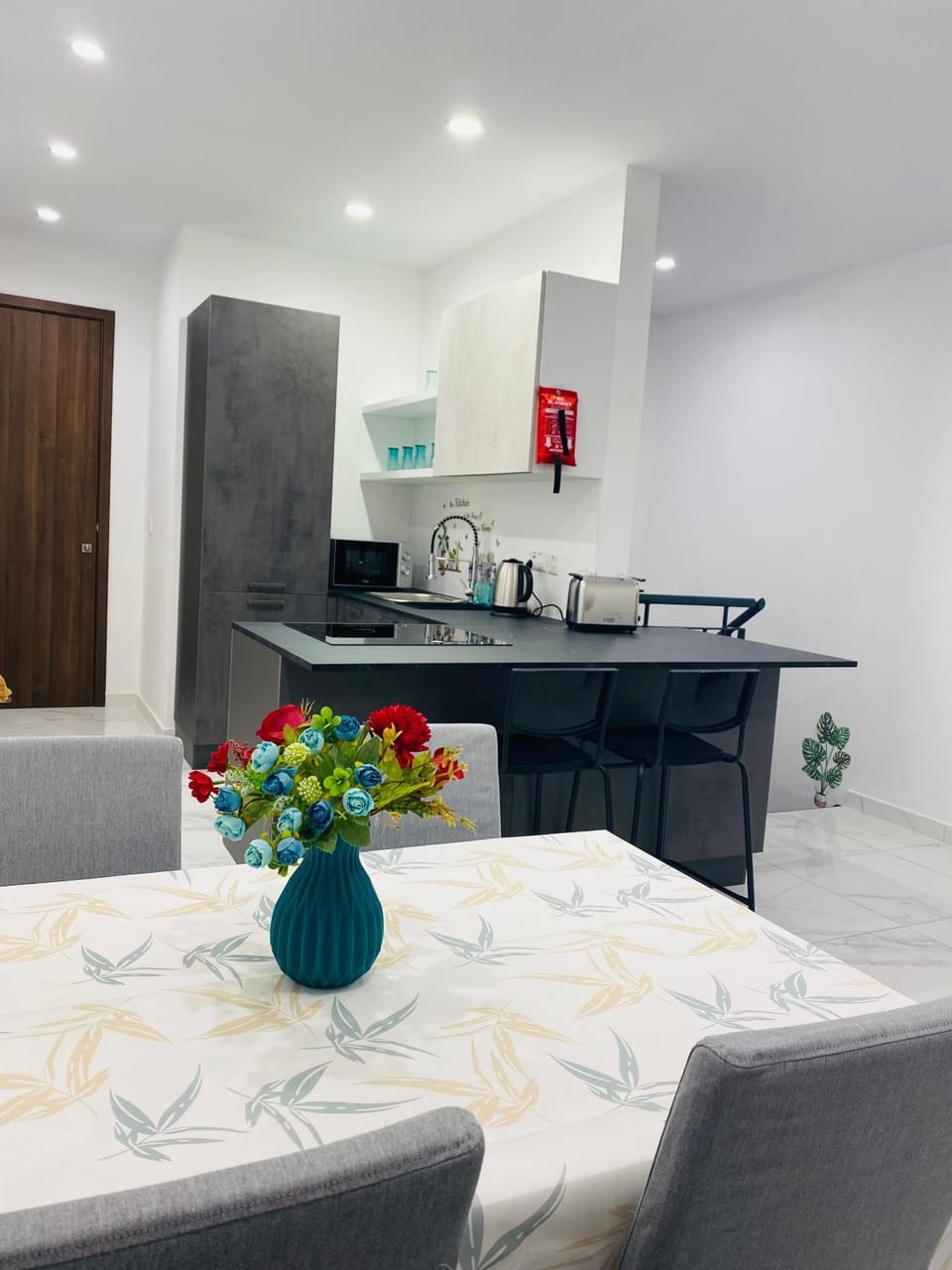 Kitchen or kitchenette, Dining area, minibar