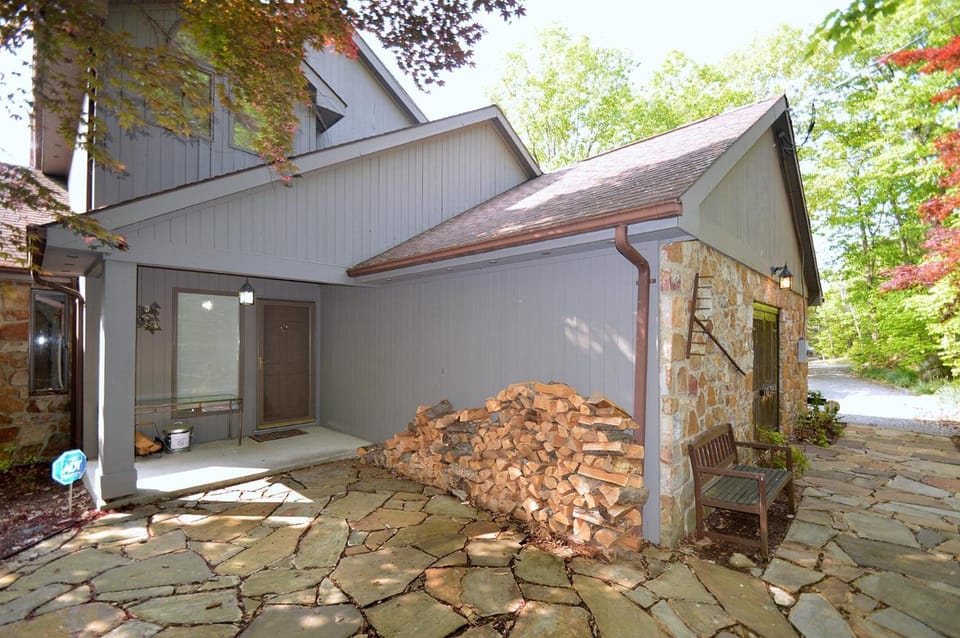 Property building, Facade/entrance, Day