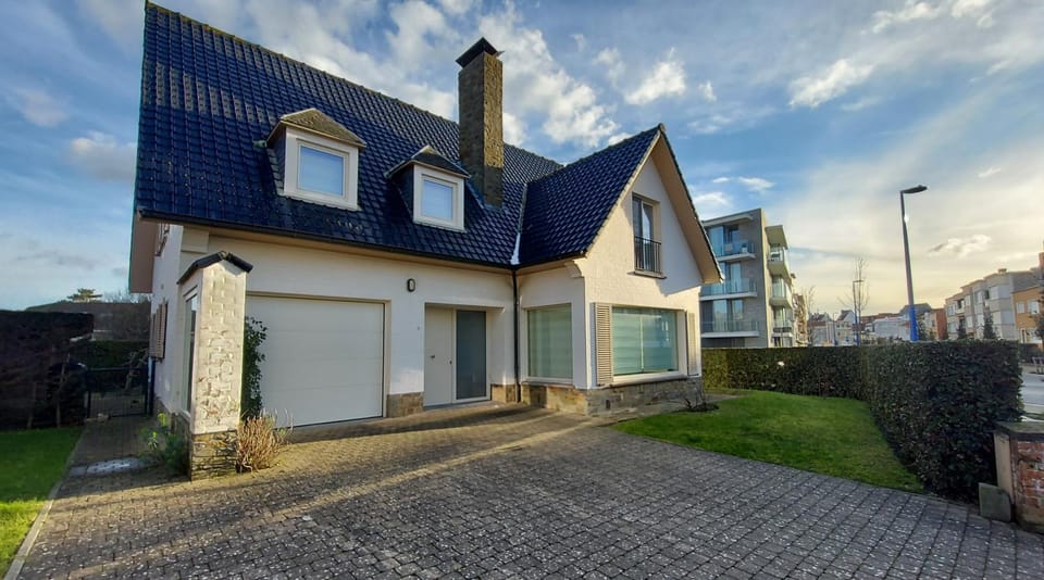 Property building, Day, Neighbourhood