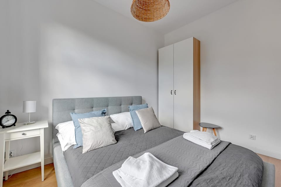 Bed, Photo of the whole room, Decorative detail, Bedroom, Area and facilities, towels, wardrobe