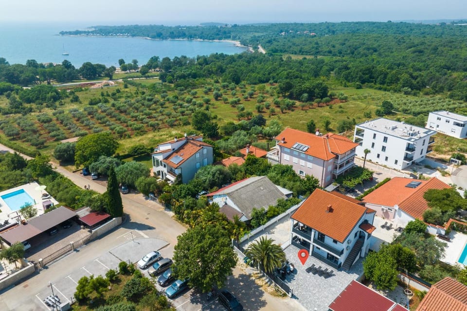 Property building, Neighbourhood