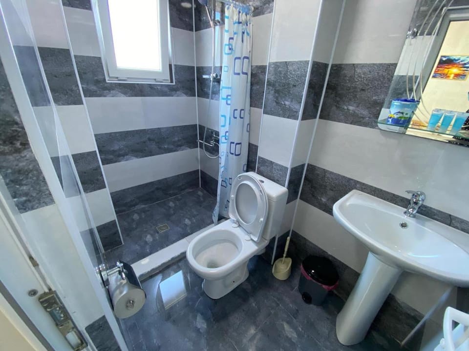 Shower, Toilet