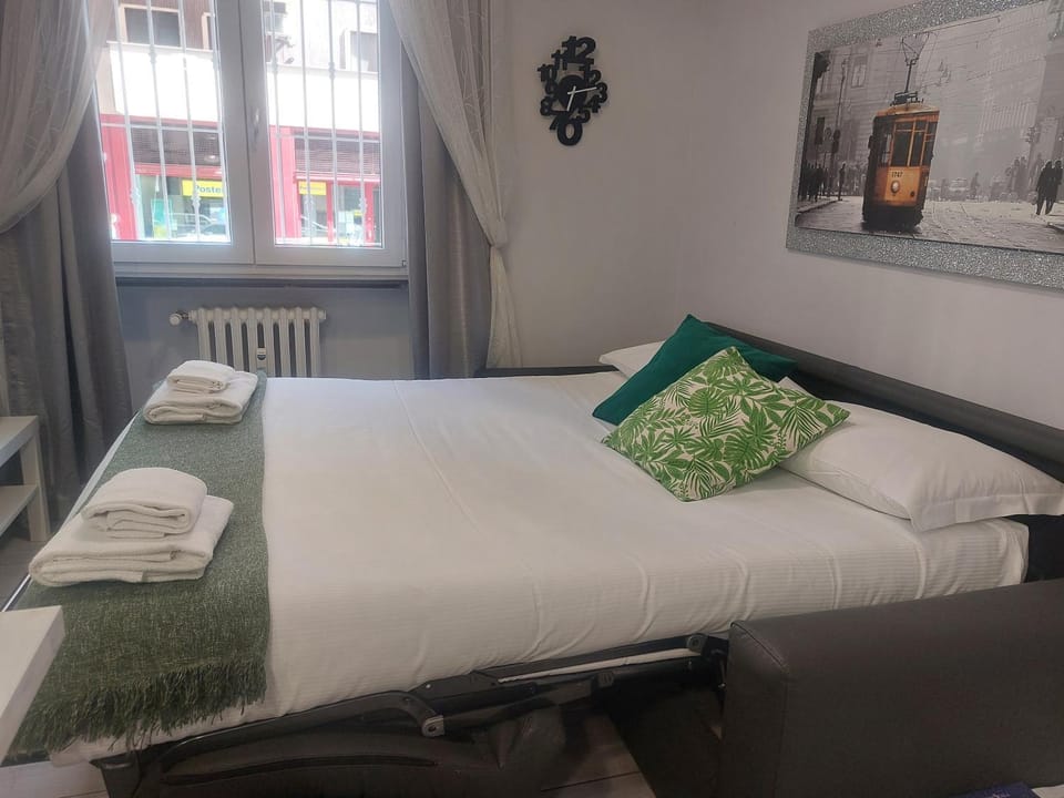 Bed, towels