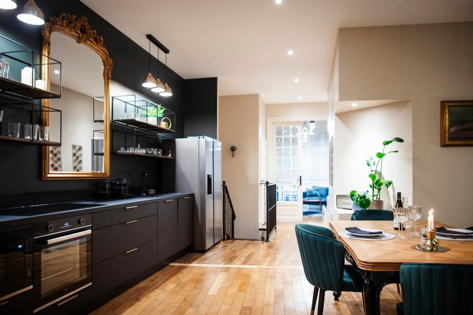 Kitchen or kitchenette, Dining area