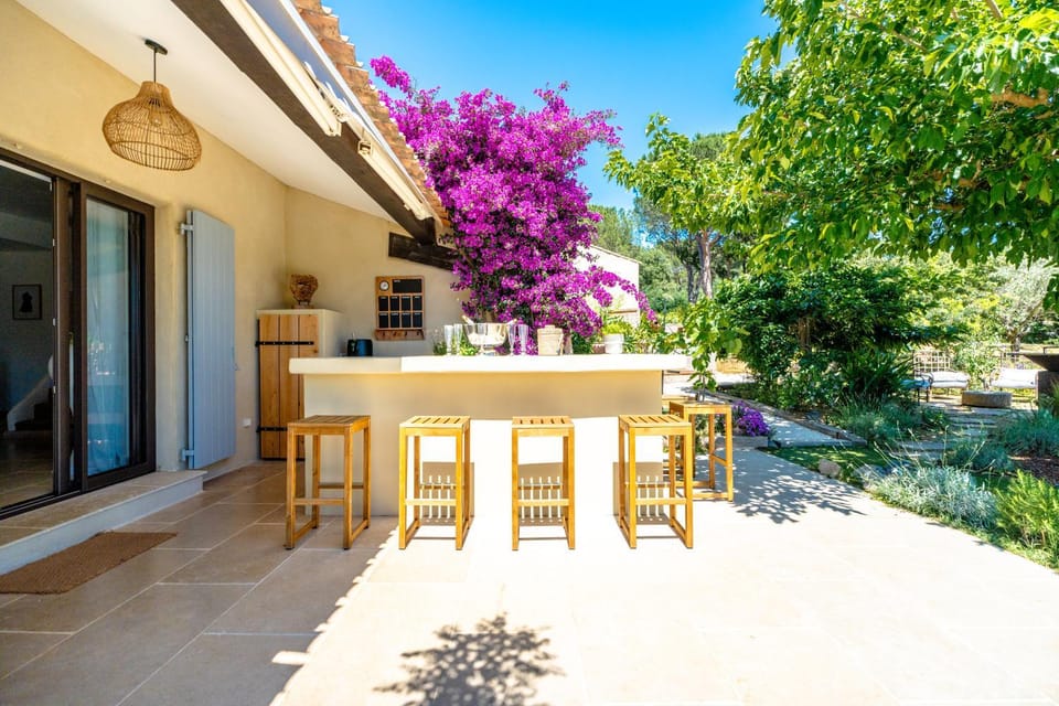 Lounge or bar, Internal: Not applicable to any particular room