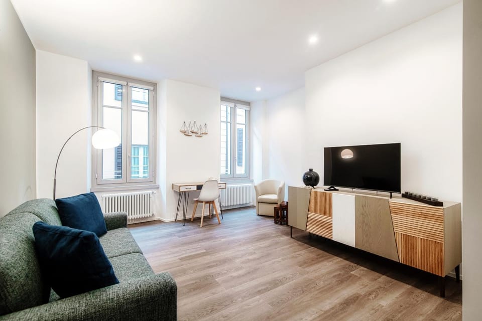 Communal lounge/ TV room, TV and multimedia, Living room, Seating area, Evening entertainment