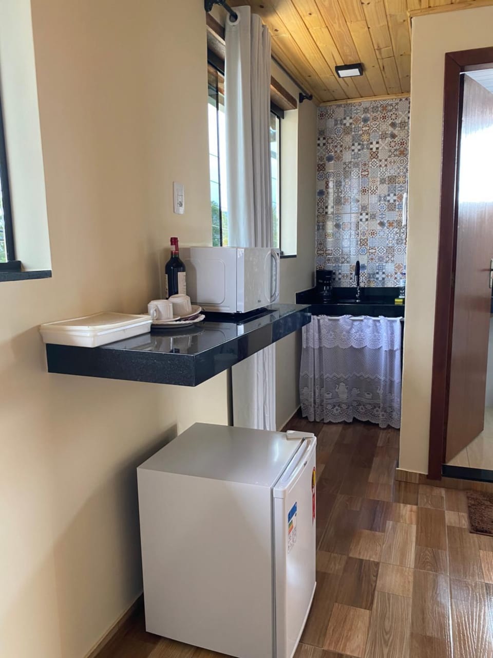 minibar, oven