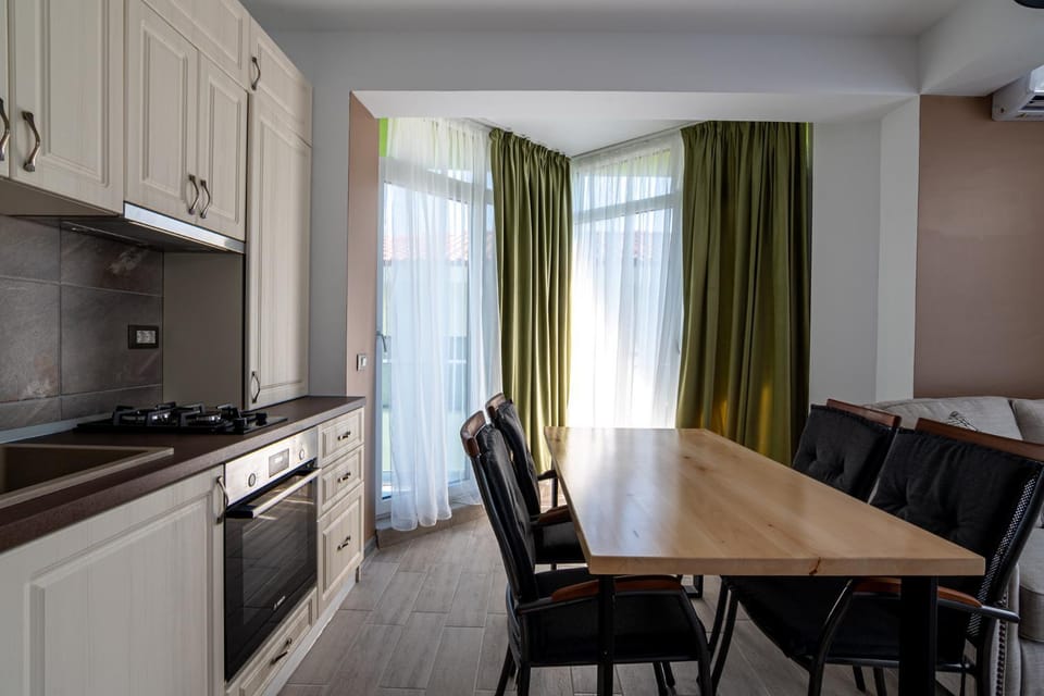 Kitchen or kitchenette, Dining area, stove