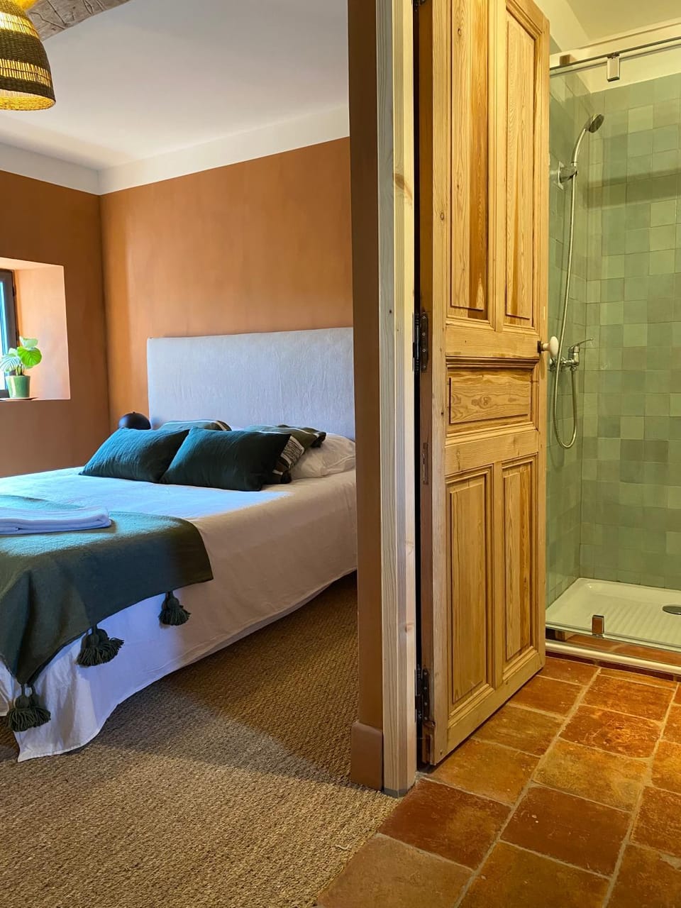 Shower, Bed, Bathroom, Photo of the whole room, Bedroom, towels