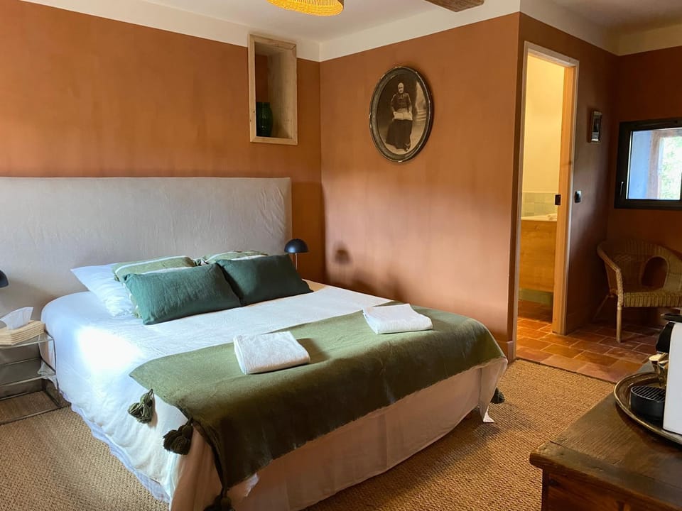 Bed, Bathroom, Coffee/tea facilities, Bedroom, hair dresser