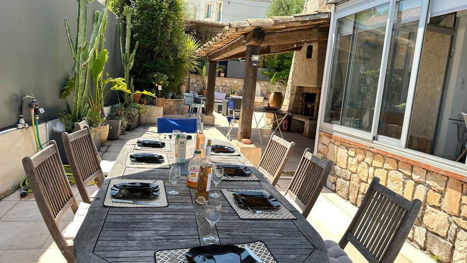 Riviera Villa close to center city, AC, pool House in Antibes