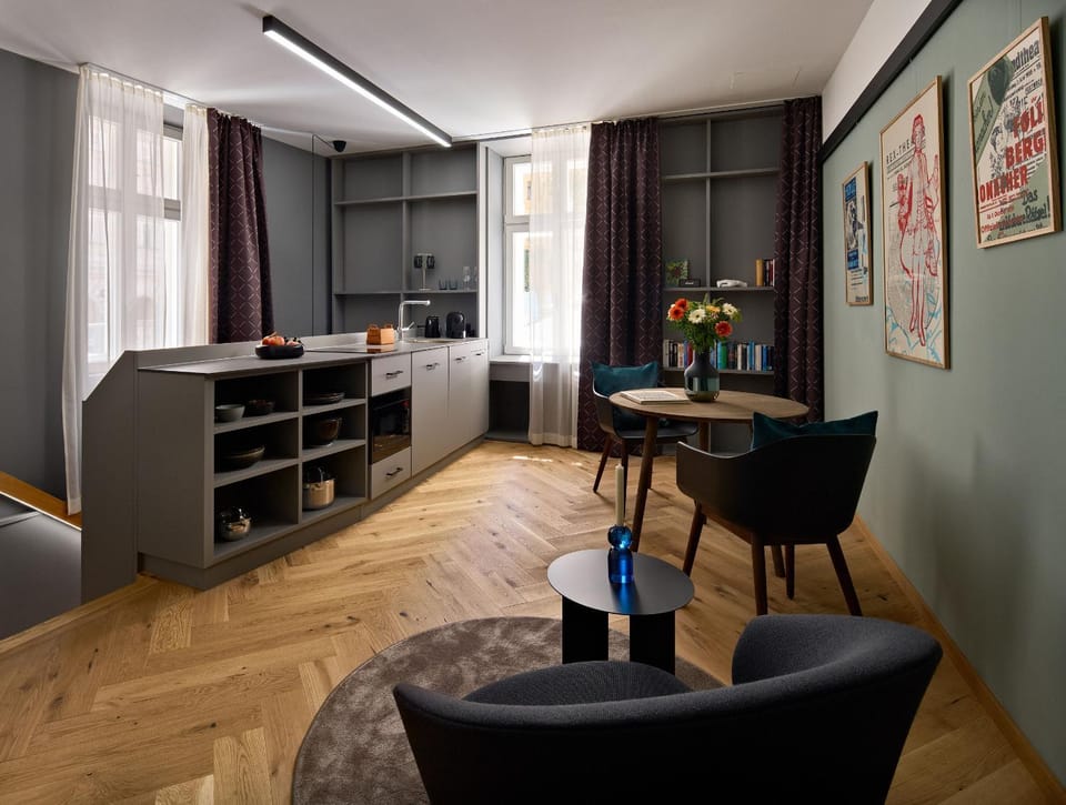 Kitchen or kitchenette, Living room, Seating area, Dining area