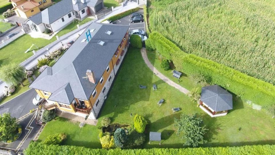 Property building, Natural landscape, Bird's eye view, Garden, Parking