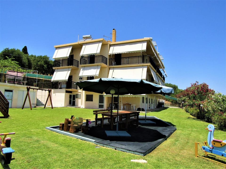 Property building, Patio, Day, Natural landscape, Garden, Garden view