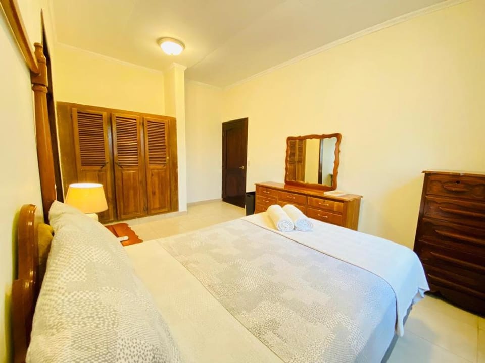 Photo of the whole room, Bedroom, wardrobe